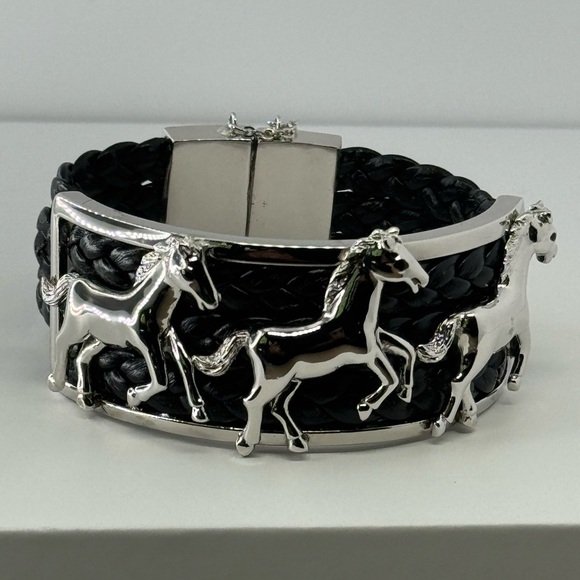 Horse cuff bracelet - Picture 1 of 7
